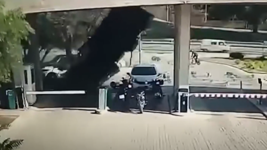 Video: camión cayó desde un puente en la entrada de un country y aplastó varios vehículos