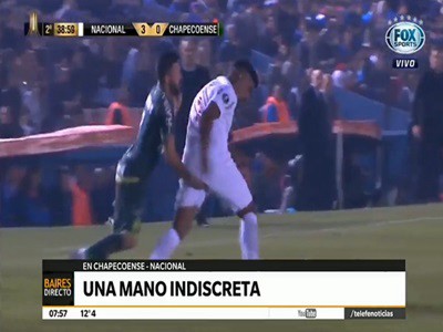 Una mano indiscreta en un partido de la Copa Libertadores