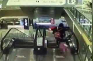 Video: murió un bebé de cuatro meses al caer de una escalera mecánica en Shanghai