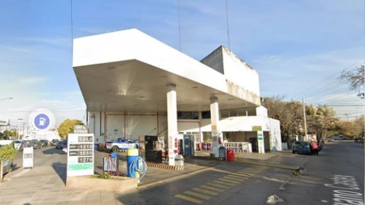 Investigan la muerte de un hombre en una estación de servicio en Córdoba: señalan a la Policía