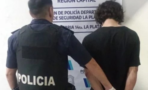 Crimen en La Plata: dijo escuchar una voz que le ordenó matar a un amigo y lo apuñaló en el cuello