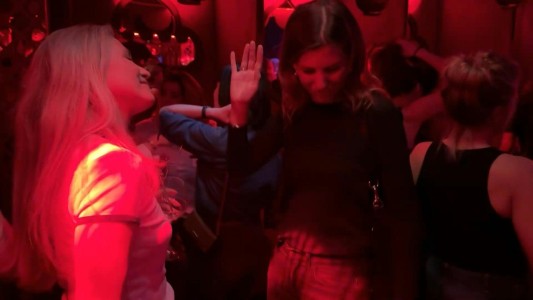 Bailar sin que "nadie nos mire" o el auge de las fiestas para madres