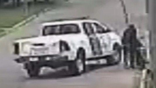 Violento asalto a una joven que esperaba el colectivo: un patrullero interceptó al ladrón pero lo dejó ir