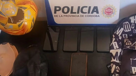 Intentó ingresar celulares escondidos en una pelota de fútbol a una cárcel: quedó detenido
