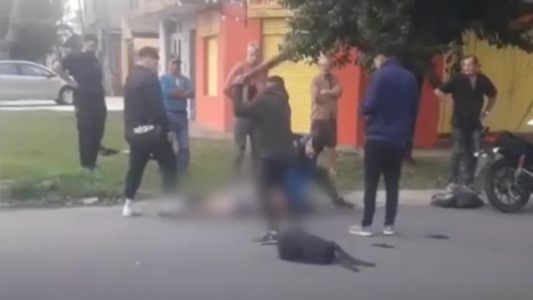 Vecinos atraparon a un ladrón en un raid delictivo: le dieron palazos