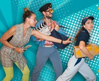 "Actriz por error": una confusión involuntaria lleva a escena a una mensajera desprevenida