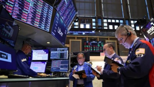 Los mercados se preparan para un lunes muy complicado y la Argentina tiene dos semanas difíciles por delante