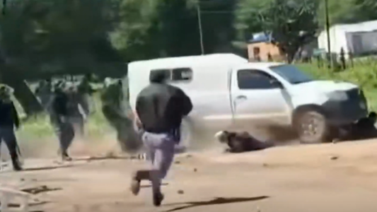 Violento corte de ruta: manifestante atropelló a varios policías