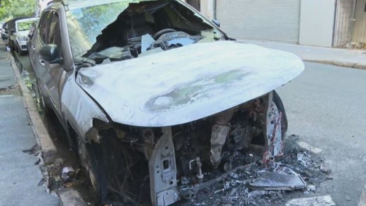 Ataque de quemacoches en Balvanera: ocho autos y una moto quedaron destruidos