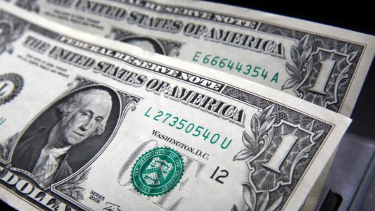 El dólar blue subió a $1.345 y las reservas del BCRA perforaron los US$ 25.000 millones