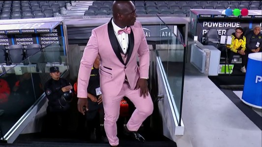 El entrenador de Barcelona de Ecuador volvió a sorprender con su look para enfrentar a River por la Copa Libertadores