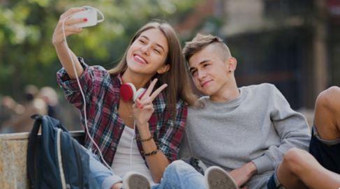 Efecto "Adolescencia": la Ciudad crea una plataforma para fortalecer el vínculo entre la familia y la escuela