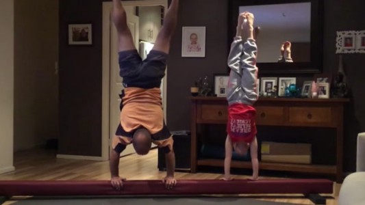 Video viral: el papá que intenta copiar las rutinas de gimnasia de su hija de 9 años