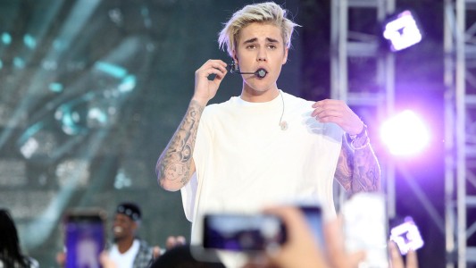 Video: Justin Bieber se cayó del escenario