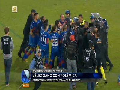 Vélez le ganó con polémica a Tigre