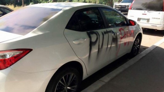 Escrache a la amante: le pintaron el auto por salir con un hombre casado