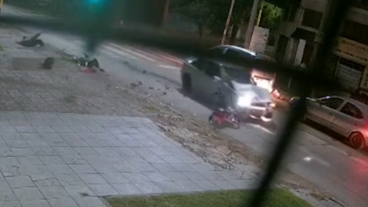 Tuvo una cita con una joven, se ofreció a llevarla en moto, chocó y ella quedó internada