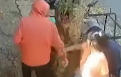 Video: Corrió a su acosador a escobazos