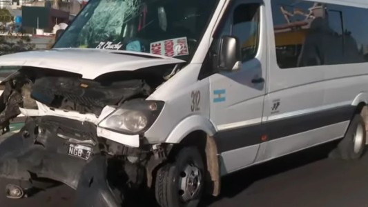 Accidente en la autopista 25 de Mayo: una combi chocó contra el guardarrail y dejó 19 heridos