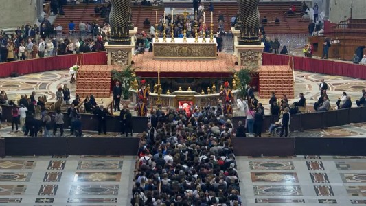 Casi 20.000 fieles despiden al papa Francisco en inicio de capilla ardiente