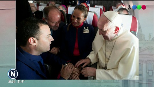 La historia de los tripulantes chilenos que fueron casados por el papa Francisco en pleno vuelo