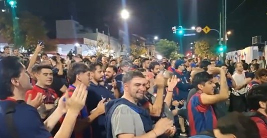 Hinchas autoconvocados de San Lorenzo marcharon a la sede de Avenida La Plata pidiendo la renuncia de Moretti