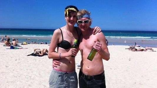 El banco le depositó por error US$ 1,5 millones y se los gastó en strippers y autos