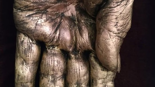 La escultura que emocionó al Papa: un homenaje al abrazo que nunca fue