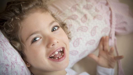 La nena con una enfermedad rara que no puede hablar ni caminar: sólo sonríe