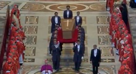 Trasladan el féretro del papa Francisco, sellado con una cruz, el escudo del Vaticano y una placa con su nombre