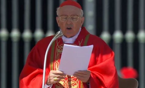 Quién es Giovanni Battista Re, el cardenal que oficia la misa funeral del papa Francisco