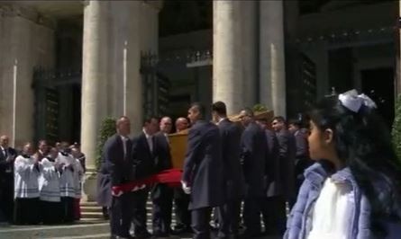 El féretro del Papa Francisco llegó a la Basílica Santa María La Mayor de Roma