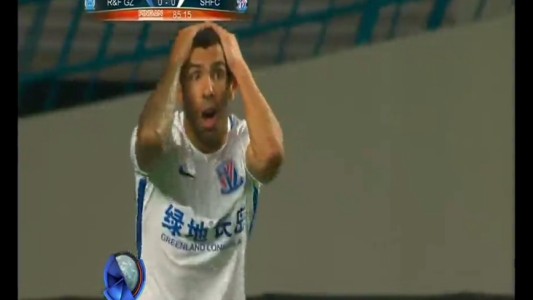 Tevez volvió a jugar, hizo un gol pero se lo anularon