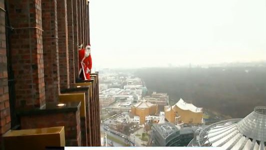 Un Papá Noel en el piso 24