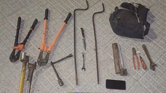 Detuvieron a un ladrón mientras intentaba robar la rueda de una camioneta en Belgrano