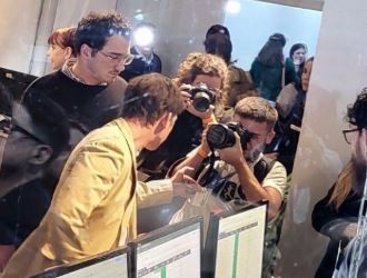 Grave gesto de intimidación de Santiago Caputo a un fotógrafo antes del debate legislativo