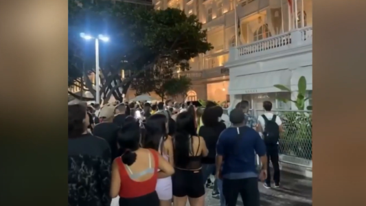 Lady Gaga le regaló pizzas a los fans en el hotel en Brasil