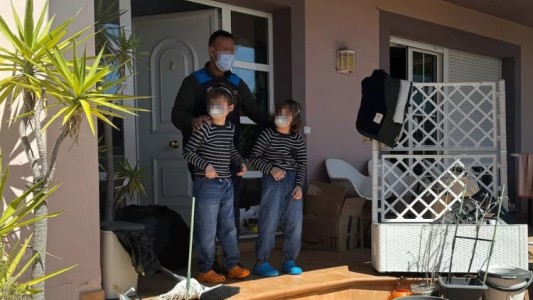 Horror en España: detuvieron a padres que sometían a sus hijos de 8 y 10 años a vivir con barbijos, pañales y aislados