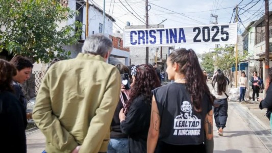 Máximo Kirchner y Mayra Mendoza hicieron campaña con pasacalles de "Cristina 2025" de fondo