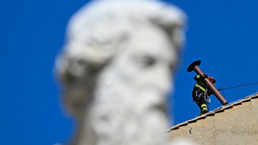 "Habemus" chimenea, la otra protagonista del cónclave para elegir al nuevo Papa