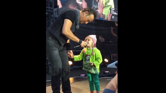 El tierno dueto de Bruce Springsteen con una nena de cuatro años