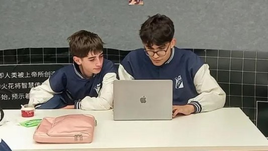 Dos estudiantes argentinos fueron premiados en China por crear un videojuego