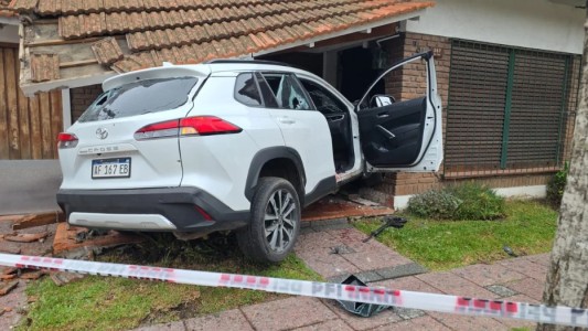 Entradera y persecución en Quilmes: dos delincuentes muertos y un auto incrustado en una casa