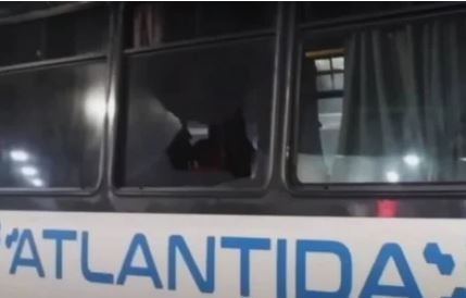 Paro de colectivos: apedrearon unidades de la línea 57