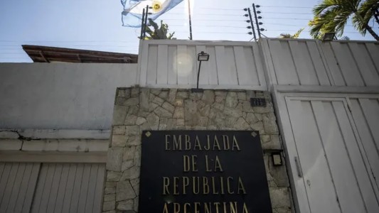 El Gobierno confirma la salida de los cinco venezolanos refugiados en la embajada argentina en Caracas