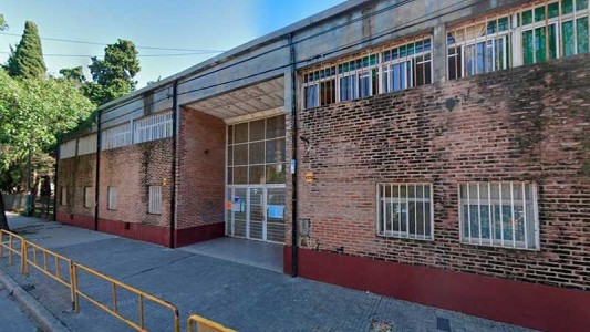 Rosario: colgaron una sábana con un mensaje mafioso en una escuela