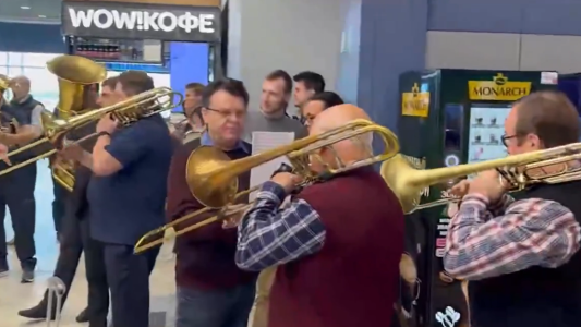 A lo "Titanic", una Orquesta alivió el clima en un aeropuerto con vuelos demorados