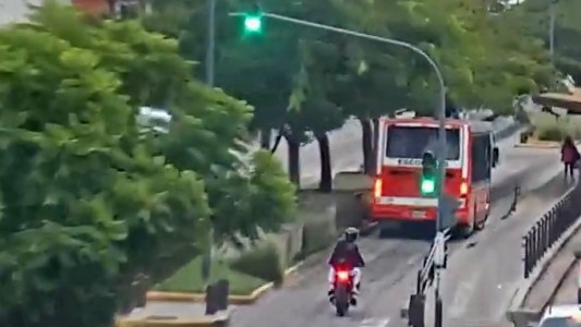 San Martín: motochorros escapaban de la policía, chocaron contra un micro escolar y fueron detenidos