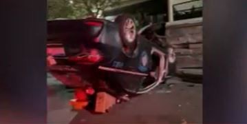 Un patrullero chocó contra un auto estacionado y volcó en Palermo