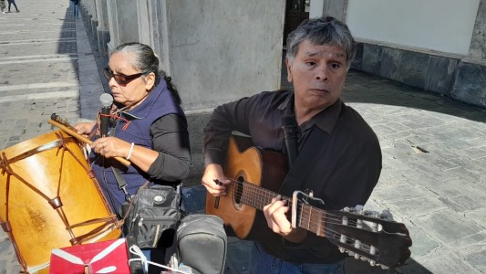 Córdoba: Le robaron la guitarra a un músico ciego y harán una peña para ayudarlo
